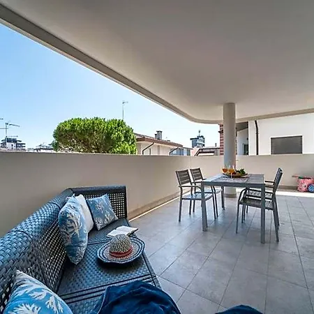 Modern Flat With Terrace In Lignano 호텔 3*