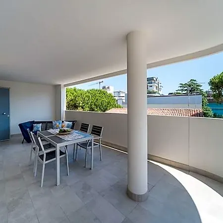 Modern Flat With Terrace In Lignano 호텔 3*