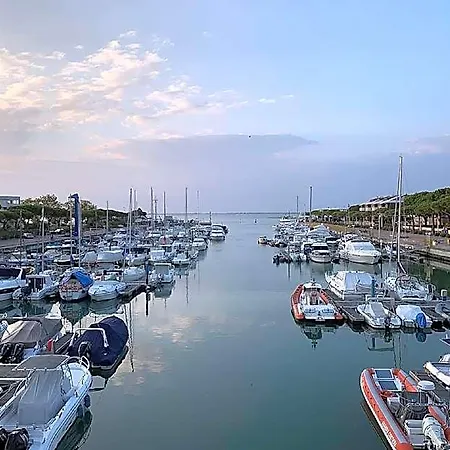 Modern Flat With Terrace In Lignano 호텔 3*