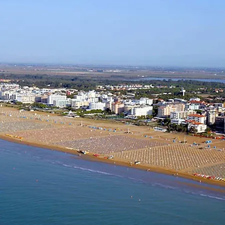 Modern Flat With Terrace In Lignano 호텔 3*